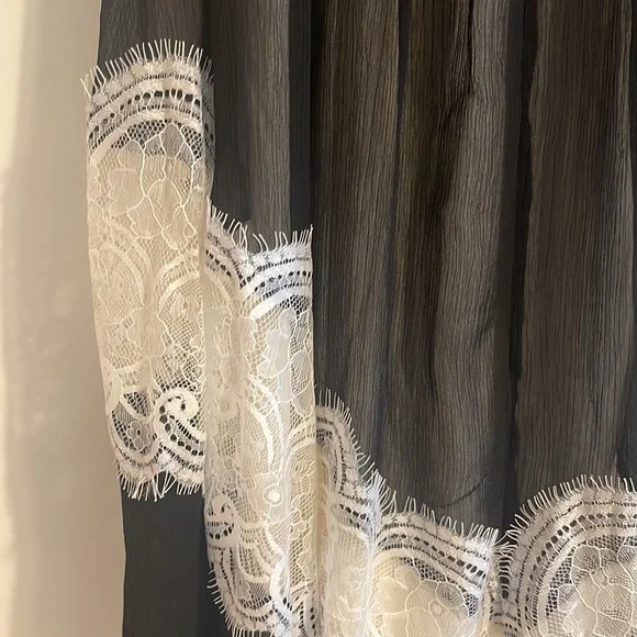 Venus Black and Cream Lace Dress - Picture 5 of 7